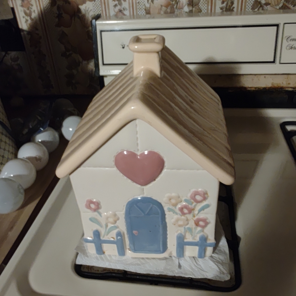 VINTAGE TREASURE CRAFT HOUSE COOKIE JAR. 1987 HMK MADE IN THE USA...